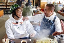 新たに公開されたロケ写真。香取慎吾（左）と出川哲朗（右）。