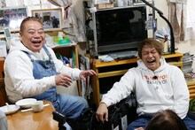 充電させてもらう出川哲朗（左）と香取慎吾（右）。