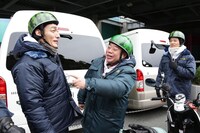 左から草なぎ剛、出川哲朗、稲垣吾郎。