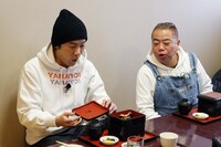 稲垣吾郎（左）と出川哲朗（右）。