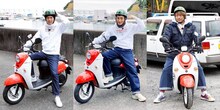 電動バイクにまたがる稲垣吾郎、草なぎ剛、香取慎吾（左から）。