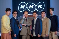 左からシソンヌじろう、ムロツヨシ、内村光良、大野智、ドランクドラゴン塚地、中川大志。(c)NHK