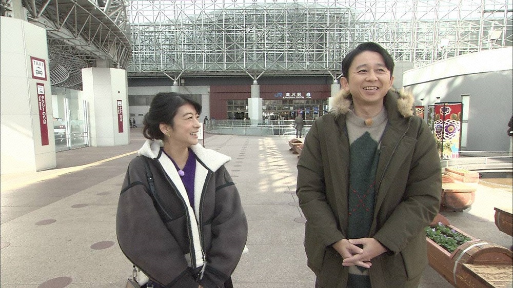 （左から）生野陽子アナ、有吉弘行。(c)フジテレビ
