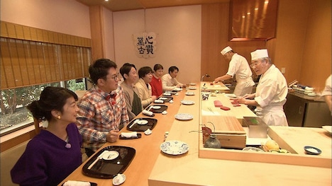 有吉らが寿司屋を訪れるワンシーン。(c)フジテレビ