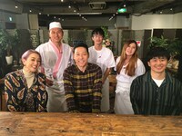 ゲストのSHELLY、東野幸治（前列左から）。