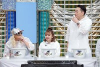 左からDJ KOO、藤田ニコル、バナナマン設楽。