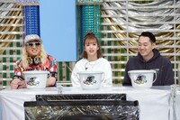 左からDJ KOO、藤田ニコル、バナナマン設楽。