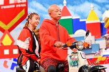 （左から）藤田ニコルとバイきんぐ小峠。(c)TBS