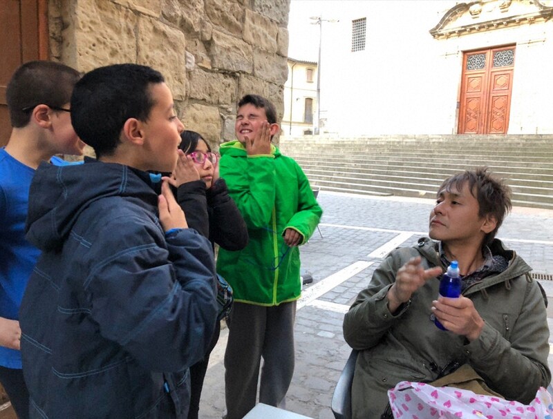 スペインの子供たちとヒロシ。(c)BS朝日