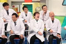 （前列左から）ナイツ塙、ゆりやんレトリィバァ、バイきんぐ小峠、（後列左から）ずん飯尾、中川家。(c)フジテレビ