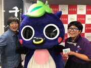 新見市マスコットキャラクターのにーみんとチキチキジョニー。右が石原。