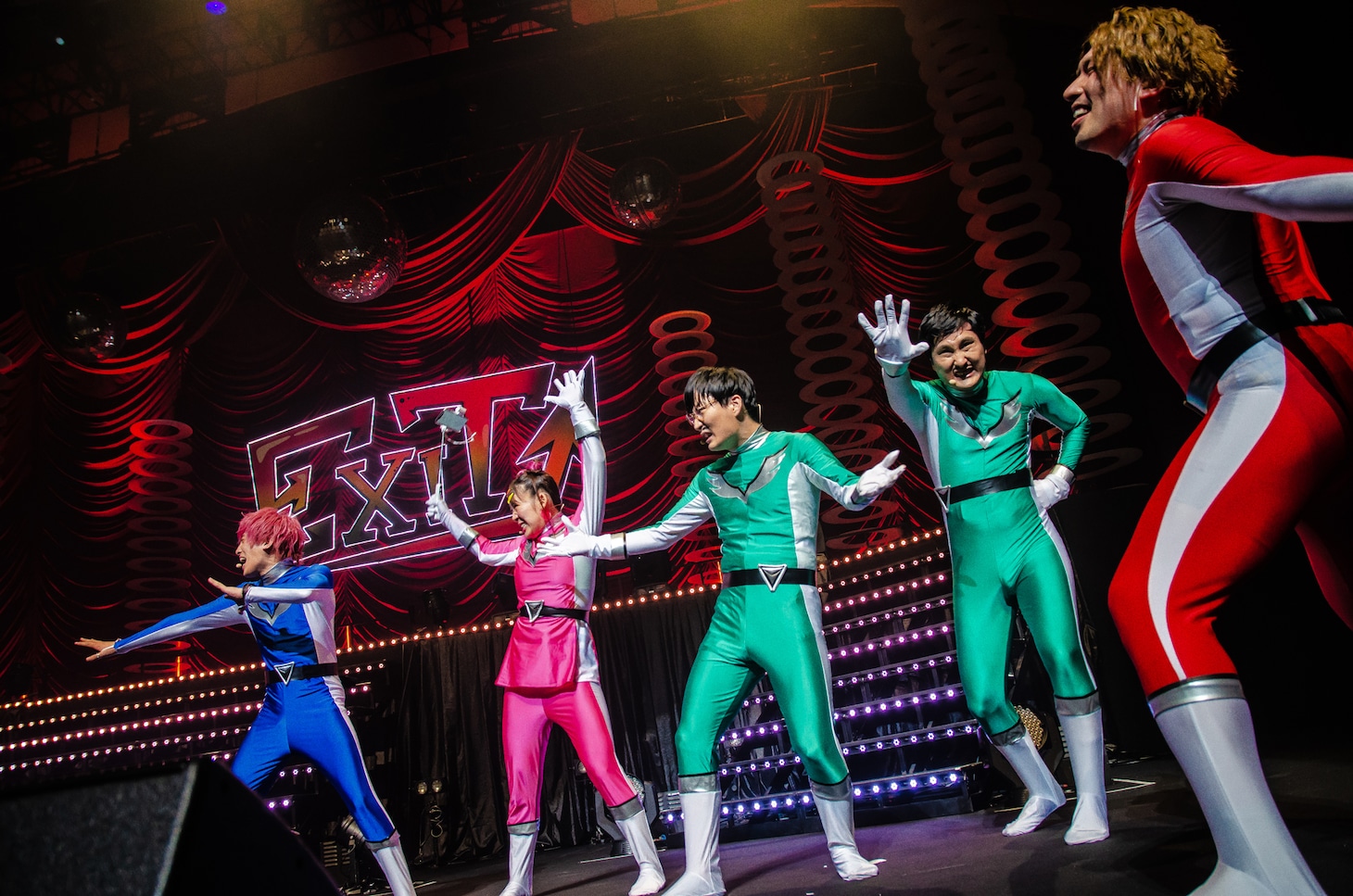 戦隊ヒーローを演じる（左から）EXIT兼近、フワちゃん、きつね、EXITりんたろー。。（photo by Miki Fujiwara）