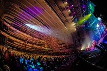 きつね×EXITによるパフォーマンスの様子。（photo by Miki Fujiwara）