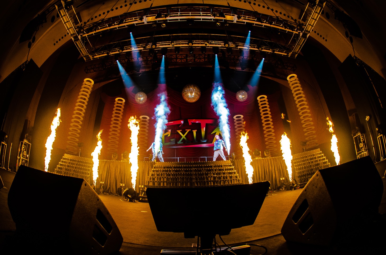 ポップアップで登場したEXIT。（photo by Miki Fujiwara）