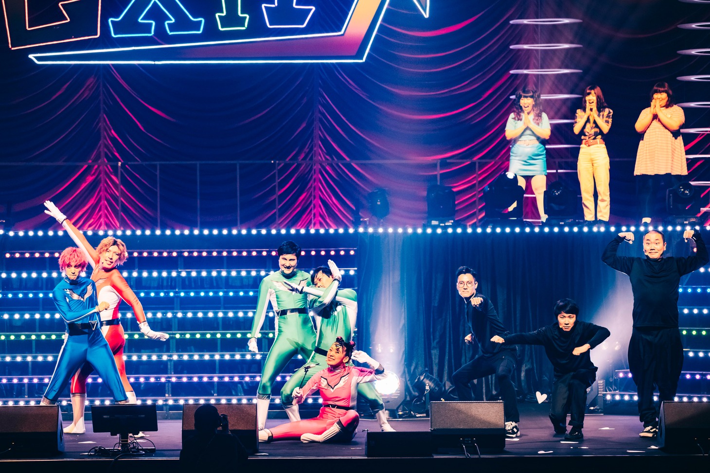 コント「ヒーローショー」のワンシーン。（photo by Shingo Tamai）