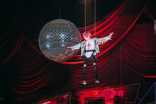 宙を舞うEXIT兼近。（photo by Shingo Tamai）