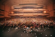 約5000人のジッターと記念撮影するEXIT。（photo by Shingo Tamai）