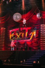 変わったスタイルで漫才を繰り広げるEXIT。（photo by Shingo Tamai）