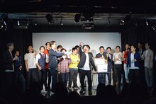 オープニングで乾杯する一同。掛け声はウエストランド河本の「ルネッサーンス！」。