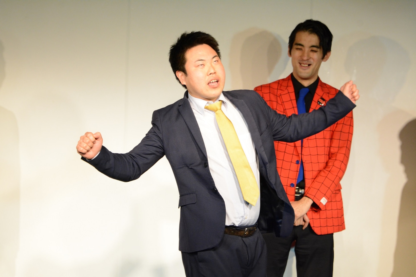 芸人たちのムチャぶりによりPPAPを披露させられるひつじねいり松村。
