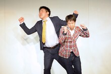 「反省大賞」3位のひつじねいり松村と1位のウエストランド井口が、芸人たちのムチャぶりによりPPAPを披露させられているシーン。