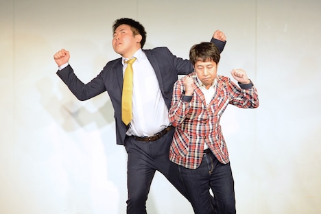 「反省大賞」3位のひつじねいり松村と1位のウエストランド井口が、芸人たちのムチャぶりによりPPAPを披露させられているシーン。