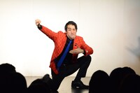 昨年の「スベり大賞」に輝いたギャグ「テクニカルチャンピオン」を披露するさすらいラビー中田。