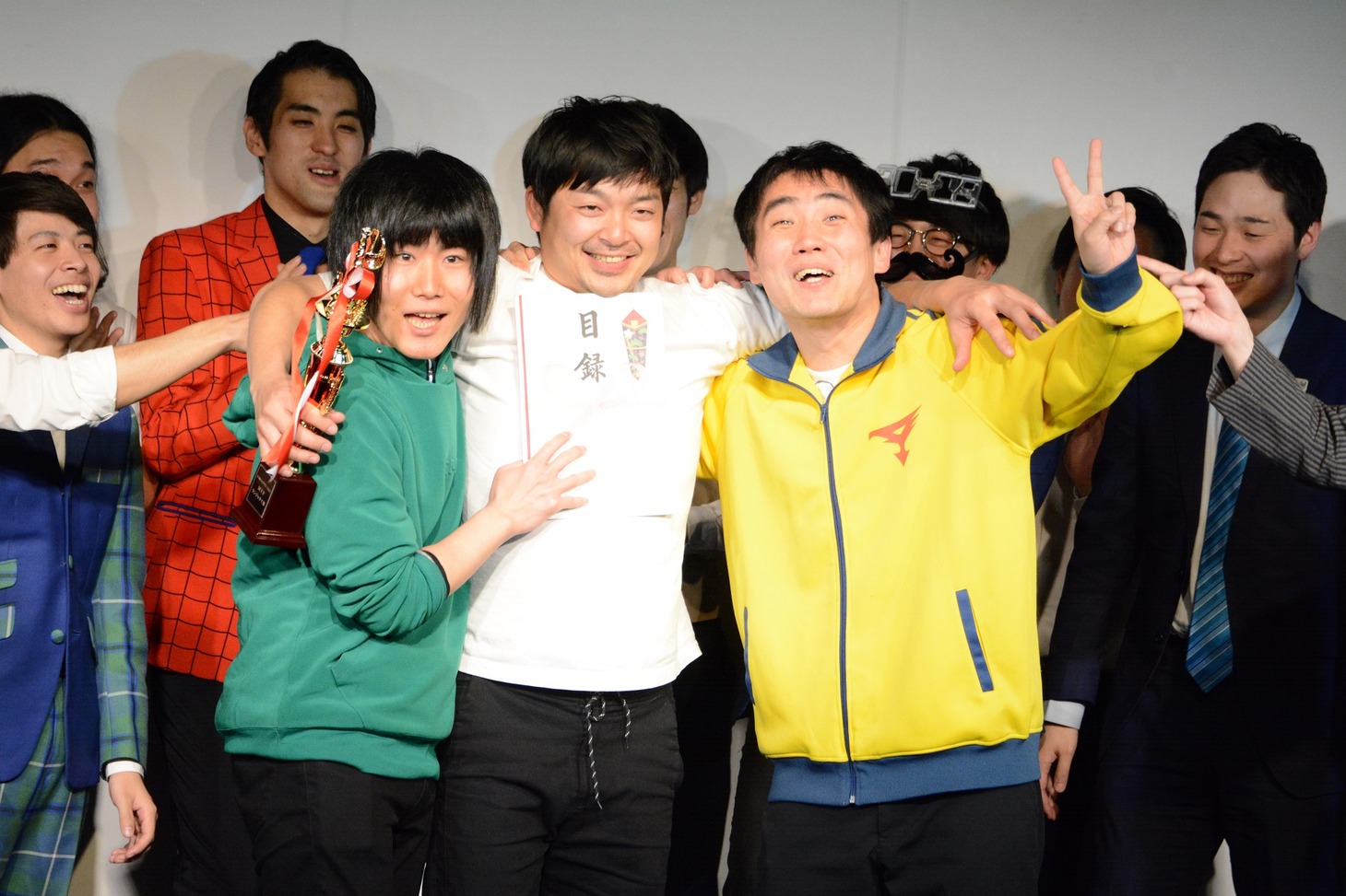 MVPを獲得したランジャタイと、その間に割り込むウエストランド河本。