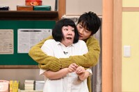 さきぽんを抱きしめる田中圭。(c)日本テレビ