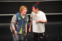 EXIT。ネタを飛ばした兼近（右）を「がんばれ！」と応援するりんたろー。（左）。