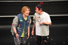 EXIT。ネタを飛ばした兼近（右）を「がんばれ！」と応援するりんたろー。（左）。