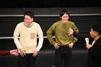 3位の男性ブランコ。