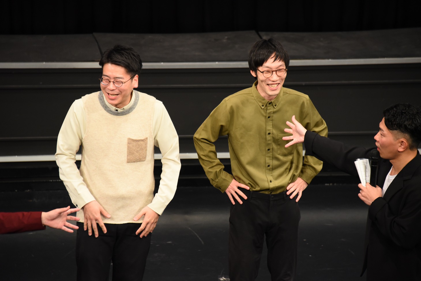 3位の男性ブランコ。