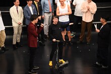 名前を呼ばれキックボードで登場するザ・シーツ北中。