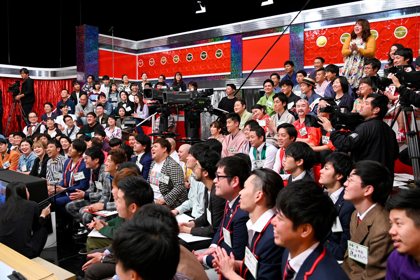 スタジオに集結する若手芸人たち。(c)MBS