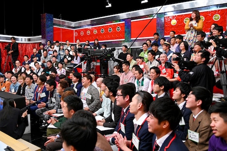スタジオに集結する若手芸人たち。(c)MBS