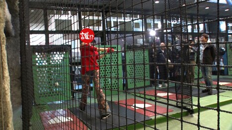 かつてソフトボールに打ち込んでいたという相方は本気のフルスイング。(c)MBS