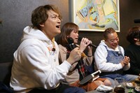 スナックで熱唱する香取慎吾（左）。