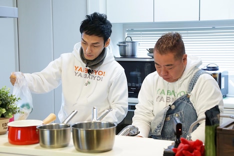 手料理を振る舞う草なぎ剛（左）と手伝う出川哲朗（右）。