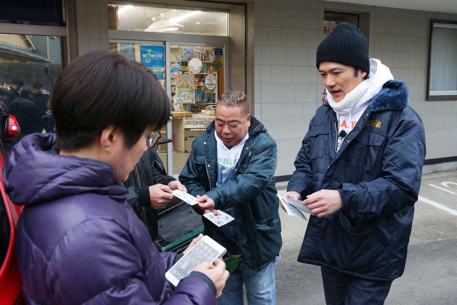 稲垣吾郎（右）。