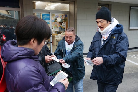 稲垣吾郎（右）。