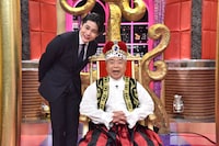 進行役の平成ノブシコブシ吉村（左）とMCの出川哲朗（右）。(c)MBS