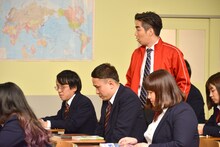 教師役を務めるのはリンダカラー・デン。