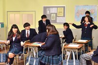 放たれる臭いに騒然となる教室の様子。