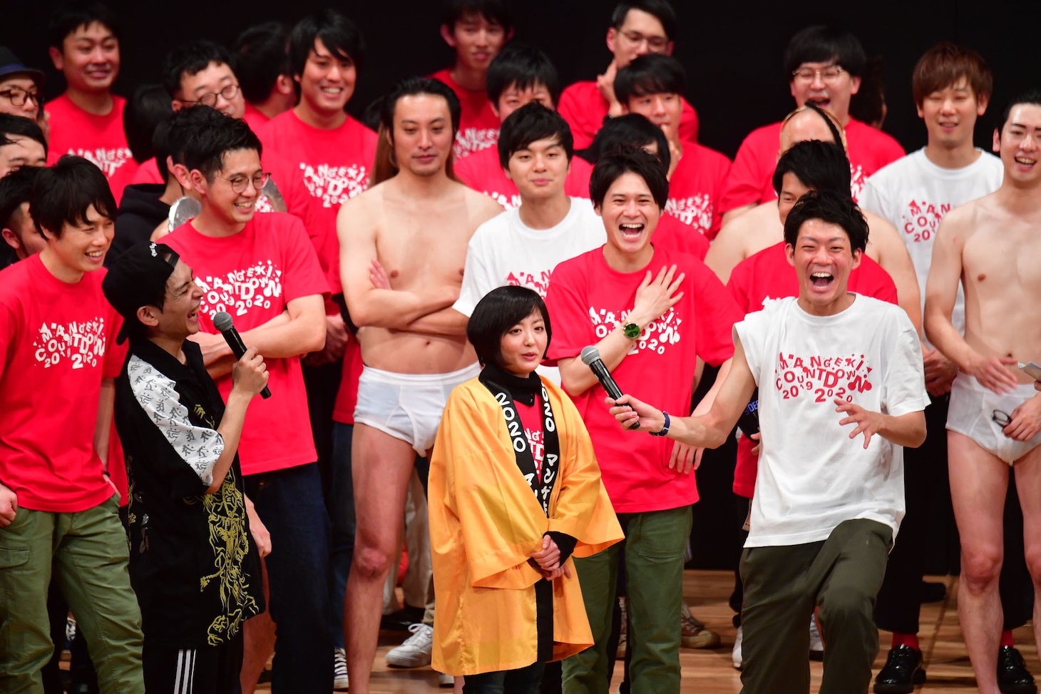 福女に選ばれ、法被に袖を通すDr.ハインリッヒ幸。
