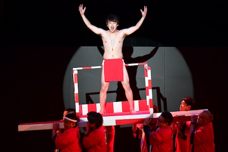 ふんどし一丁で登場したからし蓮根・杉本。