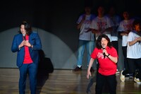 見取り図・盛山になりきるアインシュタイン稲田（右）と見取り図・盛山（左）。