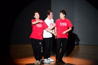 吉田たちと花いちもんめをやるアインシュタイン稲田（中央）。