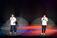 「笑っていれば」を歌う祇園・木崎（左）とラニーノーズ洲崎（右）。