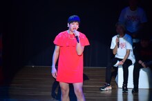 西野カナのモノマネを披露するからし蓮根・伊織。